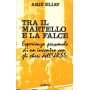 TRA IL MARTELLO E LA FALCE
