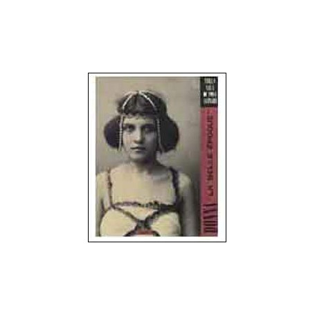 Donna «La belle époque». Nella sala di posa Alinari.