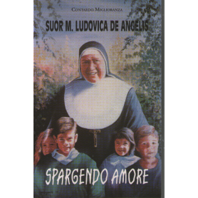 Suor M. Ludovica De Angelis spargendo amore.